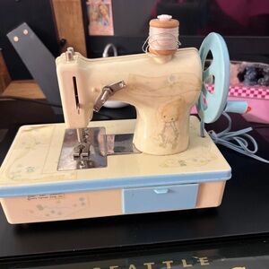 1973 Hallmark Betsy Clark mini Metal Sewing Machine